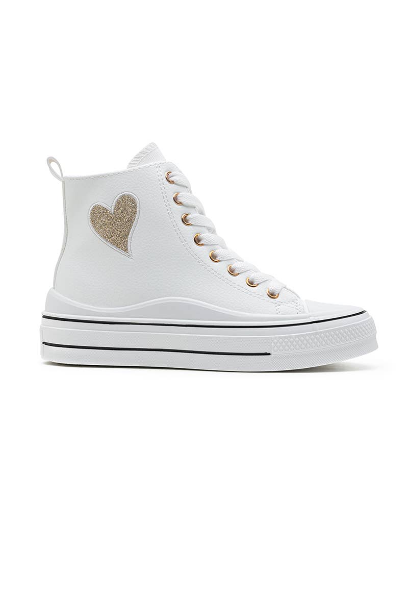 Sneaker mit Herz-Applikationen