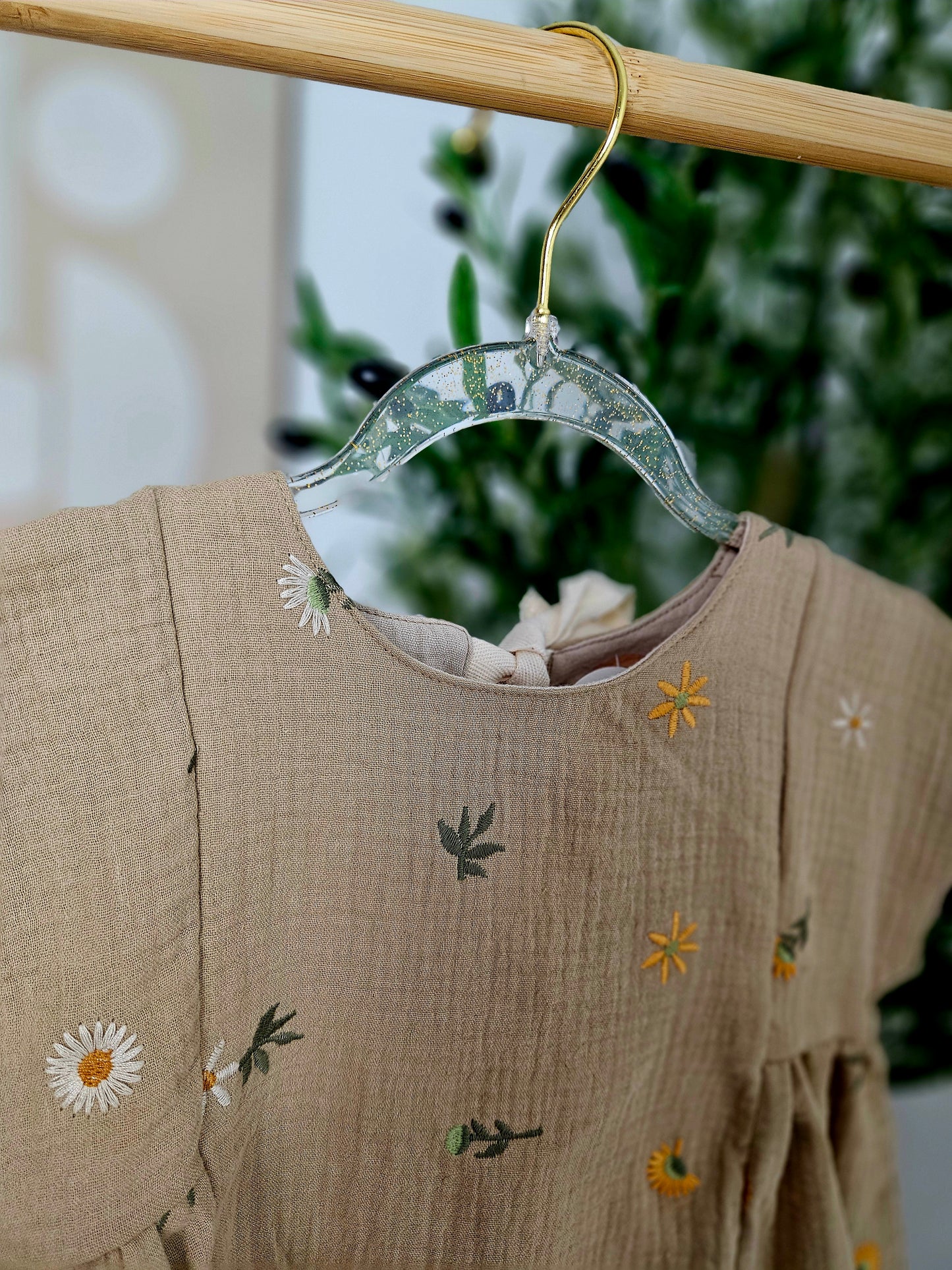 Kinderkurzarmkleid mit Blumenstickereien