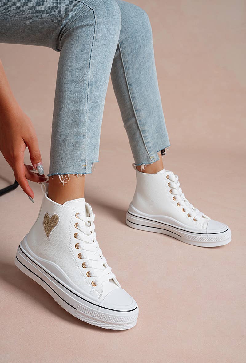 Sneaker mit Herz-Applikationen