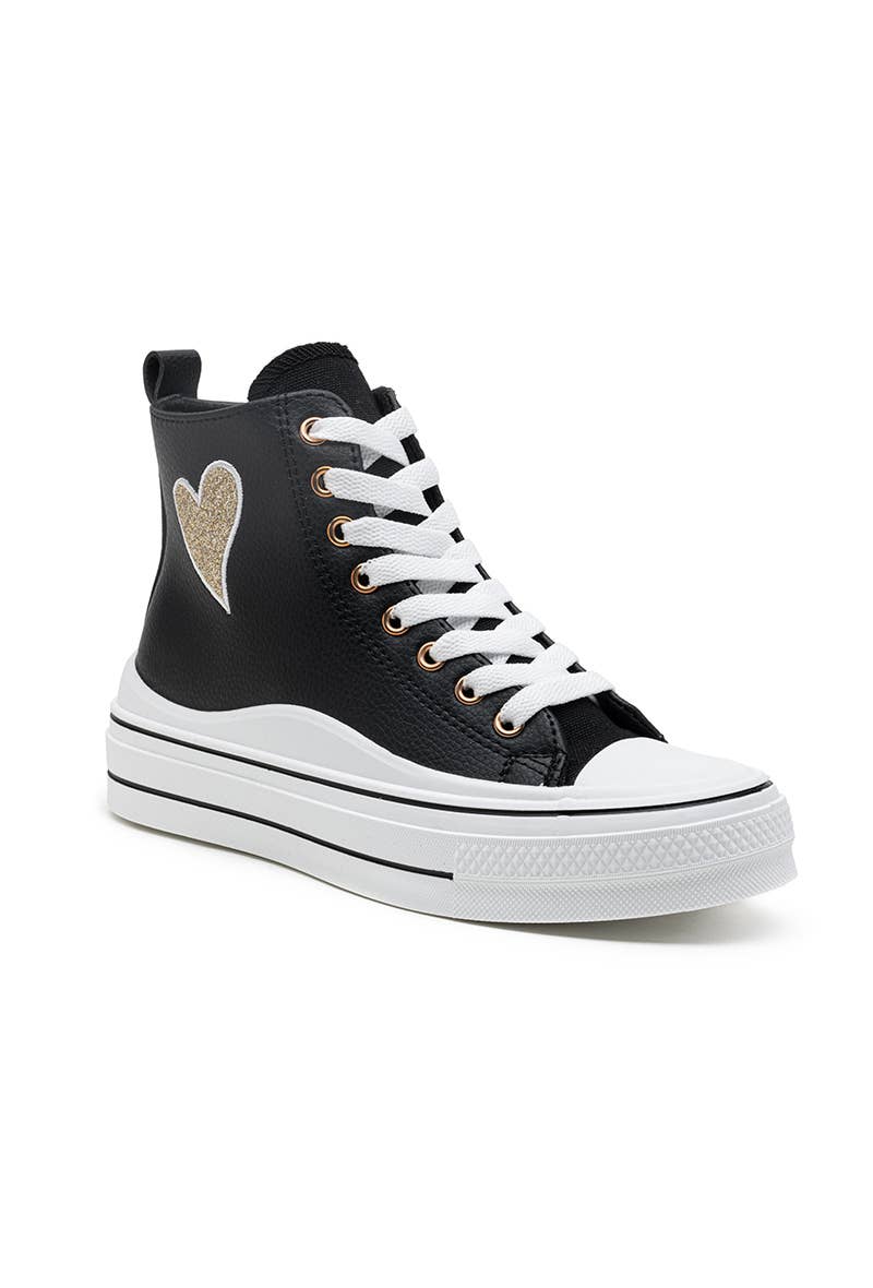 Sneaker mit Herz-Applikationen