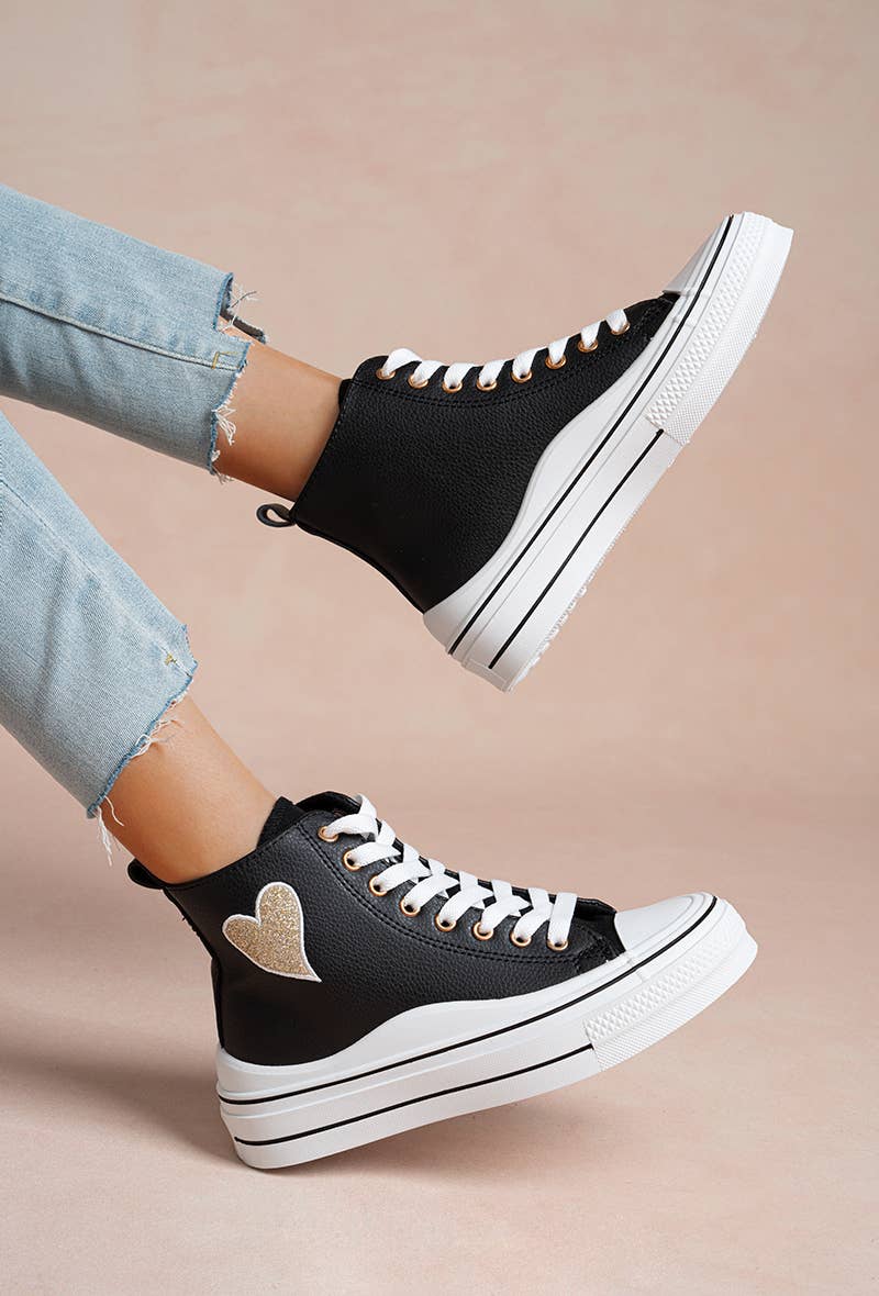Sneaker mit Herz-Applikationen