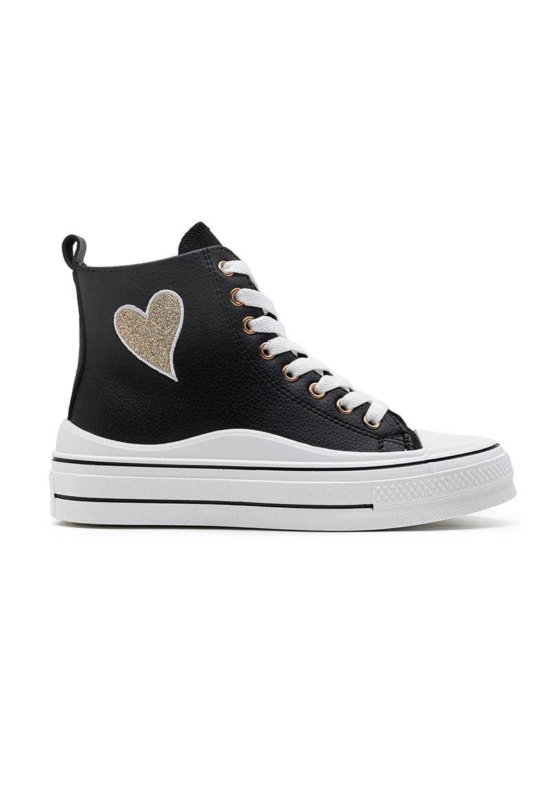 Sneaker mit Herz-Applikationen