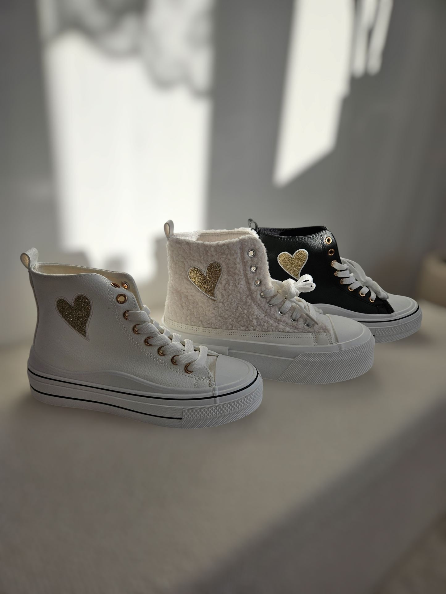 Sneaker mit Herz-Applikationen