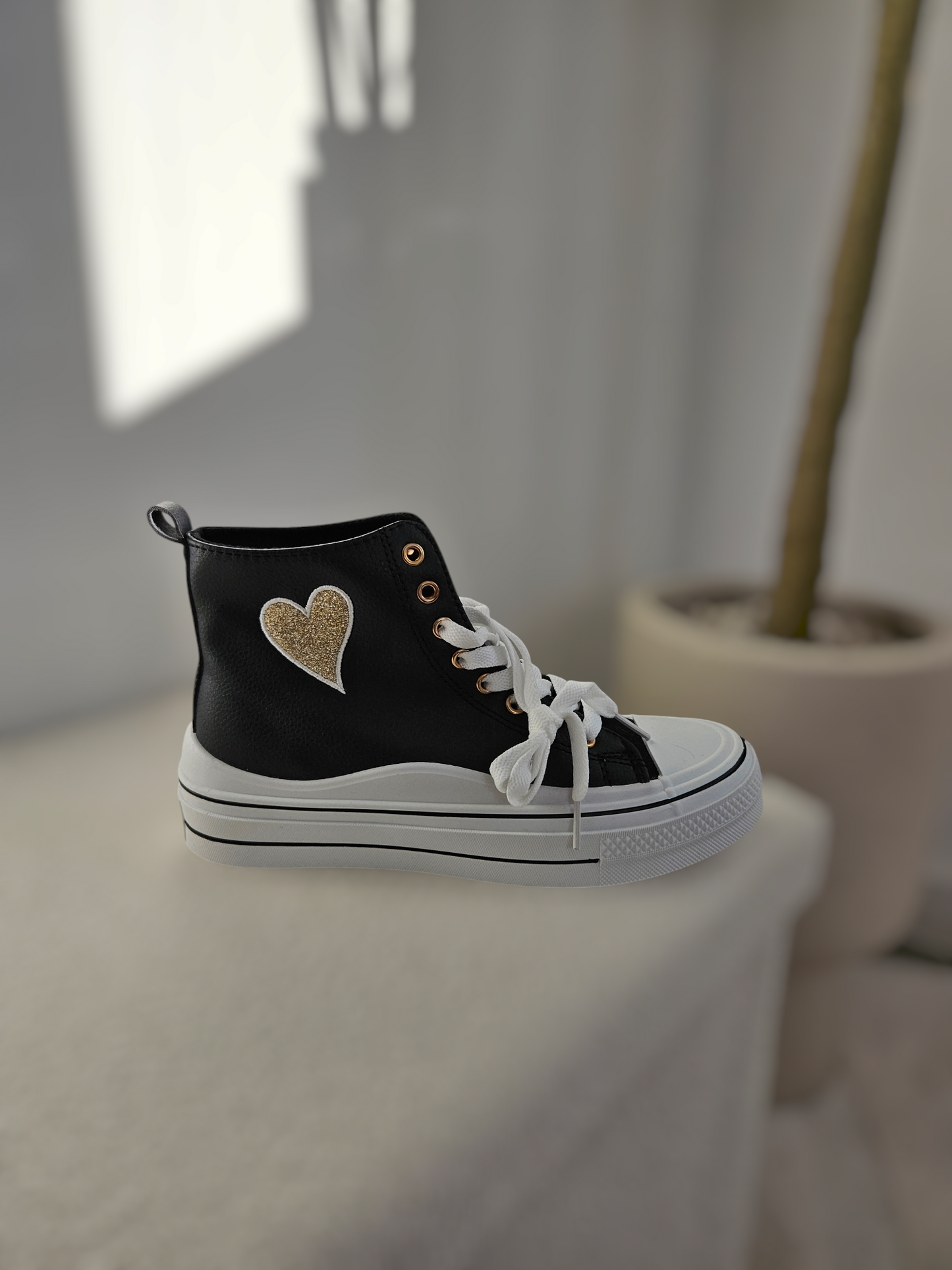Sneaker mit Herz-Applikationen