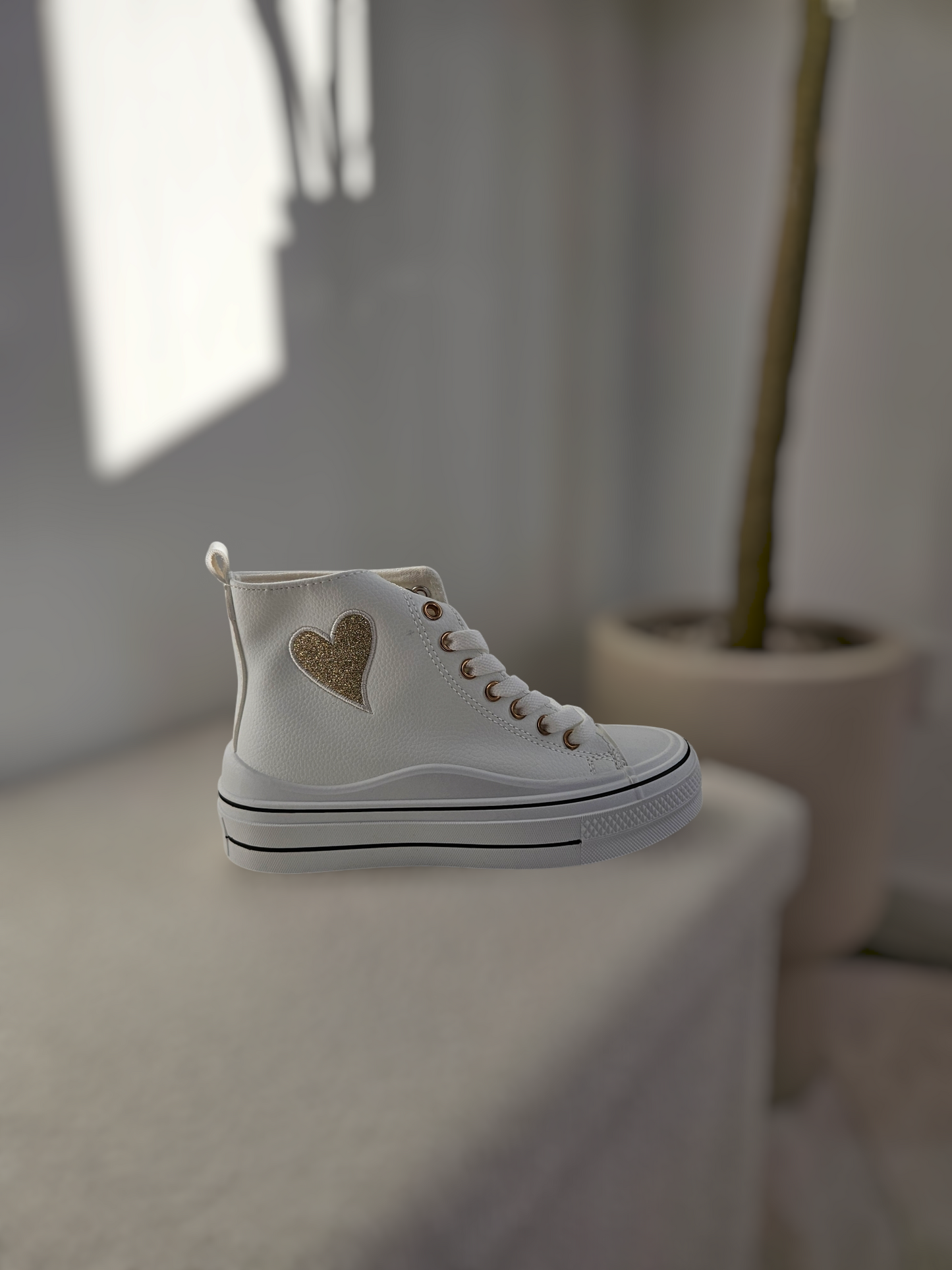 Sneaker mit Herz-Applikationen
