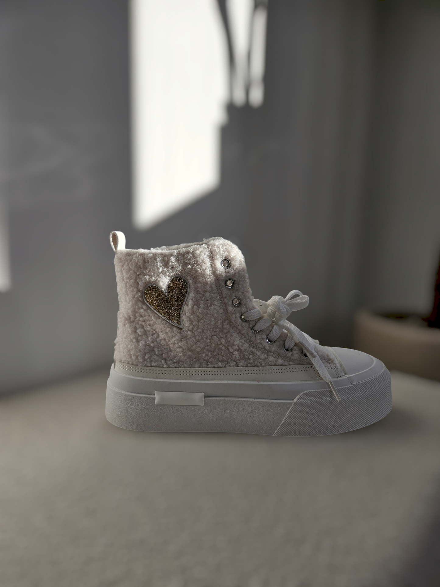 Sneaker mit Herz-Applikationen