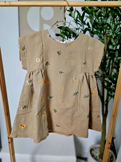 Kinderkurzarmkleid mit Blumenstickereien