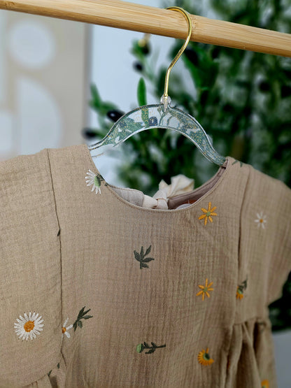 Kinderkurzarmkleid mit Blumenstickereien