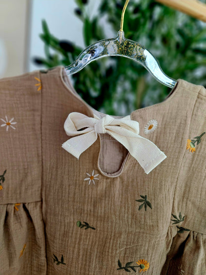 Kinderkurzarmkleid mit Blumenstickereien