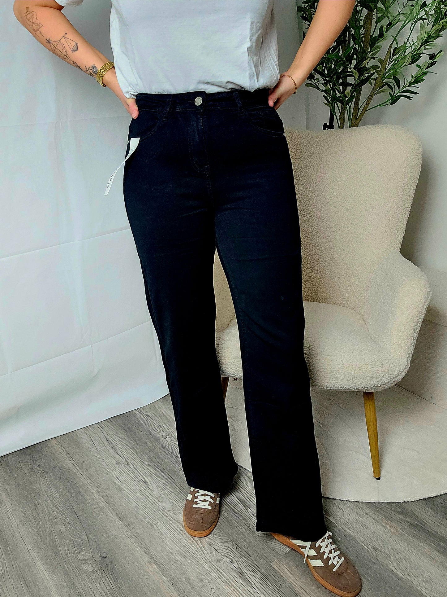 Zeitlose schwarze Flare-Hose mit hoher Taille