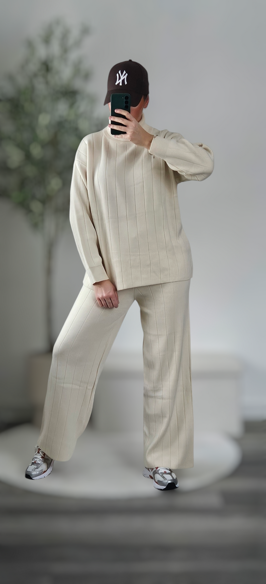 Set aus Strickpullover mit Rollkragen und Strickhose