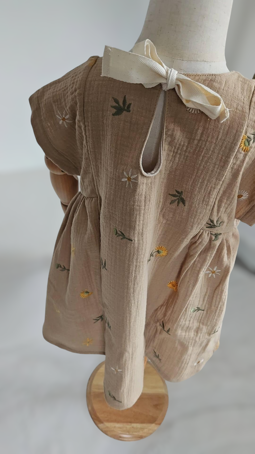 Kinderkurzarmkleid mit Blumenstickereien