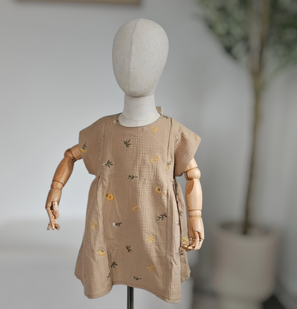 Kinderkurzarmkleid mit Blumenstickereien