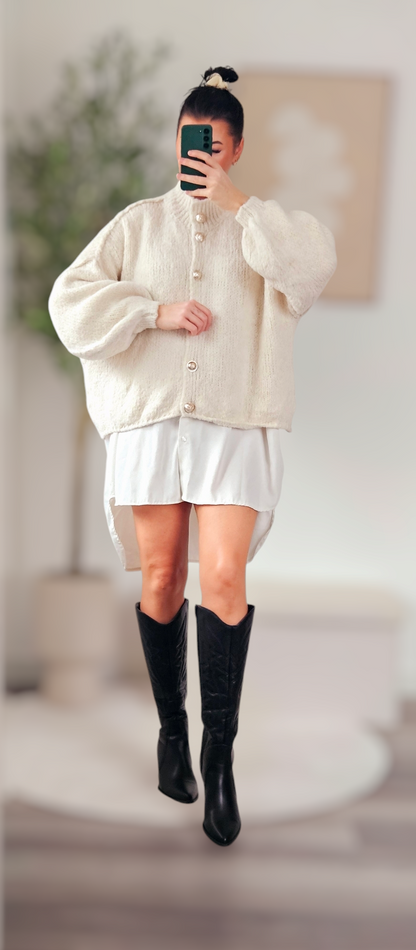 Strickjacke aus Wolle mit goldenen Knöpfen