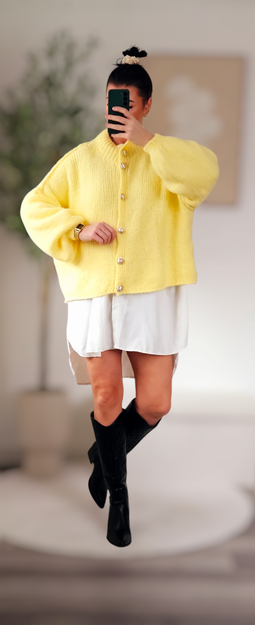 Strickjacke aus Wolle mit goldenen Knöpfen